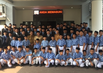 Walikota Serang Syafrudin berfoto bersama dengan para santri Ponpes Nurul Ilmi Darunnajah, Senin (25/11/2019)