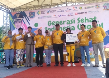 HKN TANGERANG SELATAN: Wakil Walikota Tangerang Selatan Benyamin Davnie bersama pejabat serta pegawai Dinas Kesehatan kota Tangerang Selatan terlihat melakukan foto bersama usai mengikuti acara Hari Kesehatan Nasional (HKN) kota Tangsel di Lapangan Kecamatan Pamulang, Kemarin.