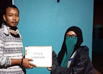 Hadiroh saat memberikan bantuan untuk korban Tsunami di Pulau Sangiang tahun lalu.