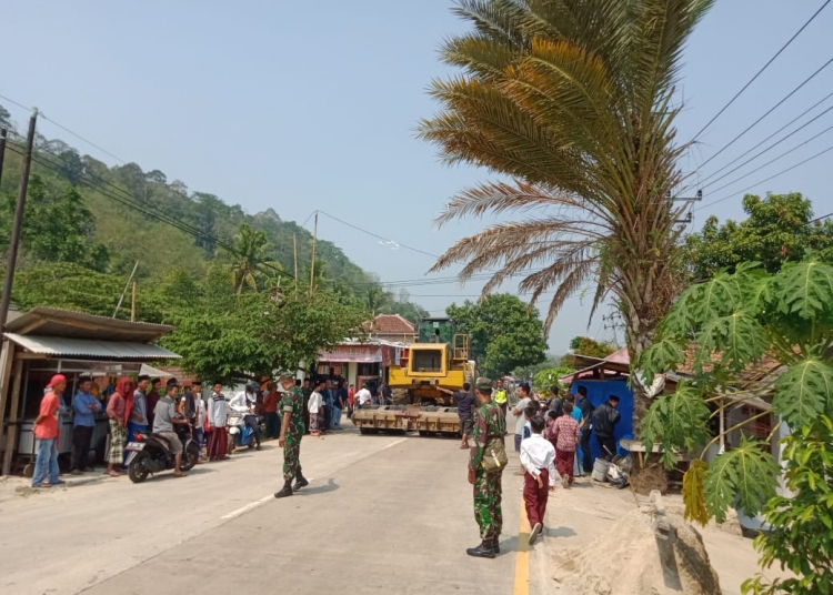 PT. SBG Dianggap Ajak Perang, Warga Nekat Halangi Alat Berat