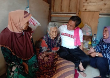 Wakil Walikota Serang, Subadri Ushuludin, saat menengok kondisi nenek sebatang kara, Sapiah, di tempat tinggalnya, Sabtu (9/11)