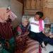 Wakil Walikota Serang, Subadri Ushuludin, saat menengok kondisi nenek sebatang kara, Sapiah, di tempat tinggalnya, Sabtu (9/11)