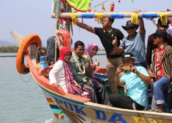 Walikota Serang, Syafrudin, saat membuka Festival Pesisir di Karangantu, Sabtu (9/11).