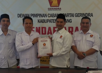 Ketua Dewan Pimpinan Cabang (DPC) Partai Gerakan Indonesia Raya (Gerindra) Kabupaten Serang, Syamsul Rizal Djahidi (berpeci,red), mengambil formulir bakal calon (Balon) Bupati Kabupaten Serang di Gedung Dewan Pimpinan Daerah (DPD) partai Gerindra, Kota Serang. Senin, (11/10)