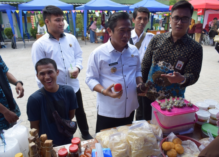 Wakil Walikota Serang, Subadri Ushuludin, saat mengunjungi bazar disabilitas yang digelar oleh Hima PKh Untirta, Rabu (20/11).