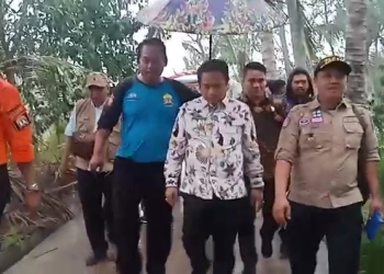 Wakil Walikota Serang, Subadri Ushuludin, bersama BPBD Kota Serang dan Tagana meninjau rumah warga yang terdampak angin puting beliung, Kamis (14/11)