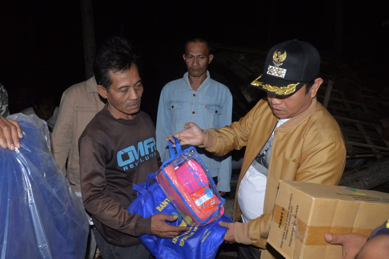 Subadri saat memberikan bantuan logistik sementara kepada warga Banjarsari yang rumahnya hancur, Rabu (13/11)