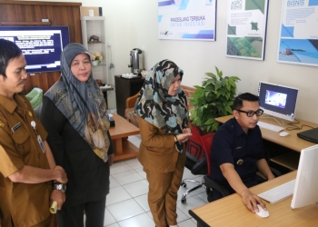Wakil Bupati Pandeglang, Tanto Warsono Arban saat melakukan Sidak dan mencoba pelayanan online didampingi Kepala DPMPTSP Pandeglang, Ida Novaida.