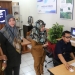 Wakil Bupati Pandeglang, Tanto Warsono Arban saat melakukan Sidak dan mencoba pelayanan online didampingi Kepala DPMPTSP Pandeglang, Ida Novaida.