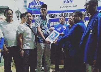 Ketua DPD PAN Alawi Mahmud saat mengembalikan formulir pendaftaran bakal calon walikota Cilegon beberapa waktu lalu. LUKMAN HAPIDIN/BANTEN POS