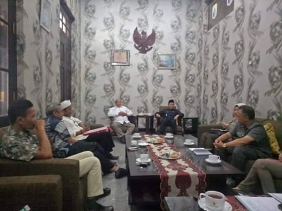 Pegiat Bakor Cilangkahan tampak tengah dengar pendapat bersama Wakil Bupati Lebak soal usulan pencabutan moratorium kepada pemerintah pusat. Kamis (31/10).