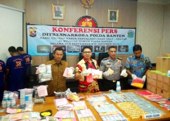 Direktur Reserse Narkoba (Ditresnarkoba) Polda Banten, Kombes Yohanes Hernowo didampingi Kabid Humas Kombes Pol Edy Sumardi saat konferensi di Mapolda Banten, Jumat (1/11/2019) / RULIE SATRIA