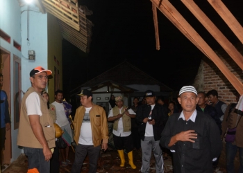 Kepala Pelaksana (Kalaksa) BPBD Kota Serang, Diat Hermawan (kiri memakai topi), saat mendampingi Wakil Walikota Serang, Subadri Ushuludin, meninjau lokasi terdampak puting beliung.