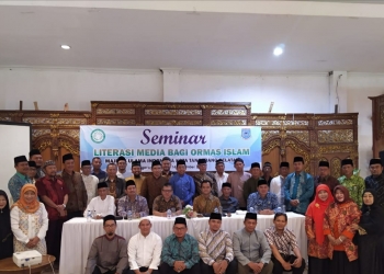 Para narasumber, panitia serta peserta Literasi Media Bagi Ormas Islam foto bersama usai acara.