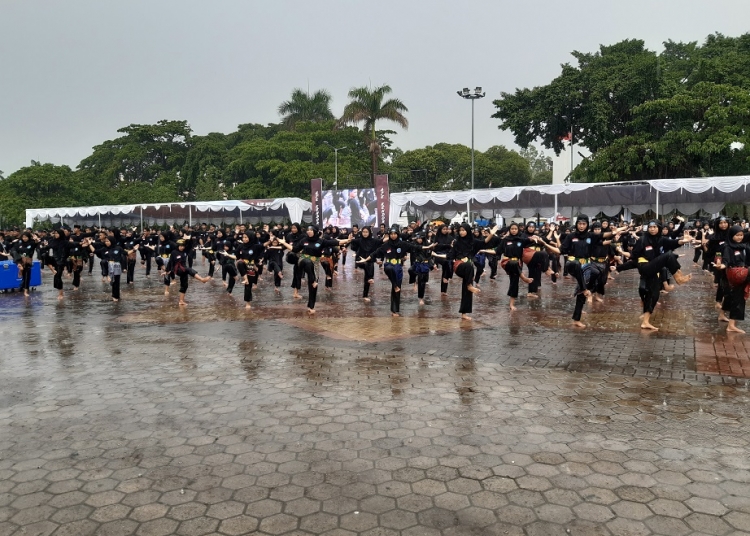 Di Tengah Guyuran Hujan, Ribuan Pendekar Meriahkan Festival Bandrong