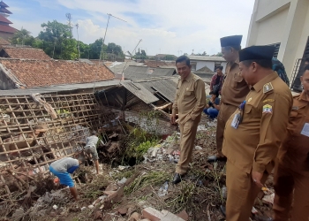Syafrudin Blusukan Tinjau Rumah Roboh