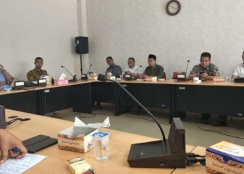 Komisi IV DPRD Kota Cilegon saat melakukan Rapat Dengar Pendapat dengan Dinas Perhubungan (Dishub) Kota Cilegon di Ruang Rapat Komisi DPRD Kota Cilegon, Kamis (5/12). LUKMAN HAPIDIN/BANTEN POS