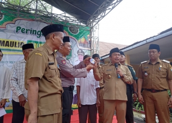 Wakil Walikota Serang Subadri Ushuludin mensosialisasikan call center Serang Siaga 112, di halaman kantor Kecamatan Walantaka, Selasa (3/12/2019).