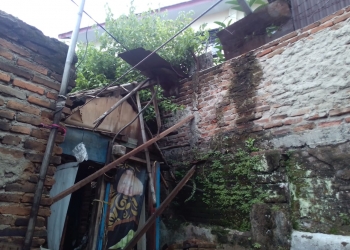Rumah Roboh Tertimpa Tembok Sekolah