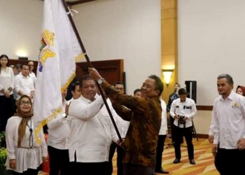 JB saat melantik dan mengambil sumpah jabatan Ketua dan Pengurus Kadin Cilegon, Selasa (17/12). LUKMAN HAPIDIN/BANTEN POS
