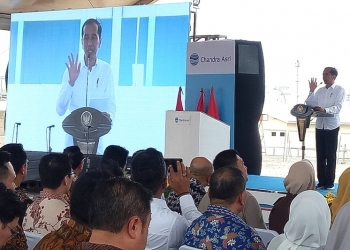 Presiden RI Jokowi, saat meresmikan pabrik baru PT Chandra Asri Petrochemical Tbk di Cilegon, Jumat (6/12). LUKMAN HAPIDIN/BANTEN POS