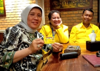 Wakil Walikota Cilegon sekaligus Wakil Ketua DPD Partai Golkar Cilegon, Ratu Ati Marliati saat menunjukan kartu anggota baru partai Golkar,dalam Munas X Partai Golkar di Hotel Ritz Carlton Jakarta, Rabu (4/12) malam / ISTIMEWA