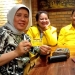 Wakil Walikota Cilegon sekaligus Wakil Ketua DPD Partai Golkar Cilegon, Ratu Ati Marliati saat menunjukan kartu anggota baru partai Golkar,dalam Munas X Partai Golkar di Hotel Ritz Carlton Jakarta, Rabu (4/12) malam / ISTIMEWA