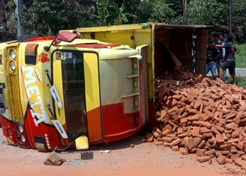 Tak Kuat Menanjak, Truk Muatan Bata Terguling di Tikungan Maut JLS
