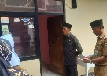 Anggota DPRD Kota Serang yang juga Sekretaris Fraksi Golkar, Mad Buang, saat melakukan sidak Puskesmas Pembantu yang terbengkalai pasca-renovasi.