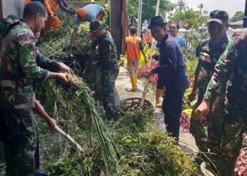 Walikota Serang, Syafrudin, saat membantu membersihkan lokasi terdampak banjir di Kelurahan Banten, Kecamatan Kasemen, Minggu (19/1)