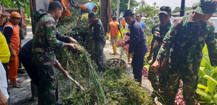 Walikota Serang, Syafrudin, saat membantu membersihkan lokasi terdampak banjir di Kelurahan Banten, Kecamatan Kasemen, Minggu (19/1)