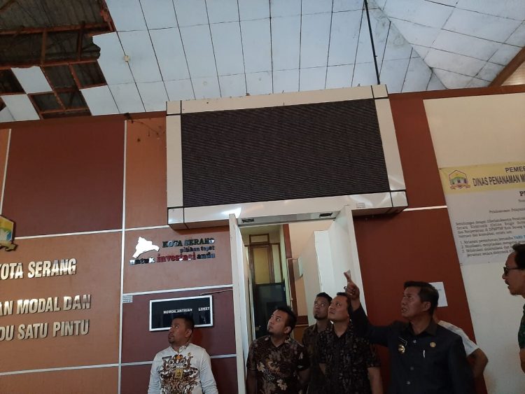 Walikota Serang Syafrudin meninjau runtuhnya plafon di gedung DPMPTSP Kota Serang, Kamis (23/1/2020). Pada peristiwa tersebut, dua pegawai dilarikan ke rumah sakit.