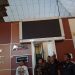 Walikota Serang Syafrudin meninjau runtuhnya plafon di gedung DPMPTSP Kota Serang, Kamis (23/1/2020). Pada peristiwa tersebut, dua pegawai dilarikan ke rumah sakit.