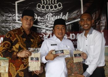 Wakil Walikota Serang, Subadri Ushuludin, Ketua DPRD Kota Serang, Budi Rustandi dan CEO De Bontot, Sukemi, saat peluncuran produk makanan khas daerah yaitu bontot, di Komplek Tumaritis Indah, Rabu (22/1).