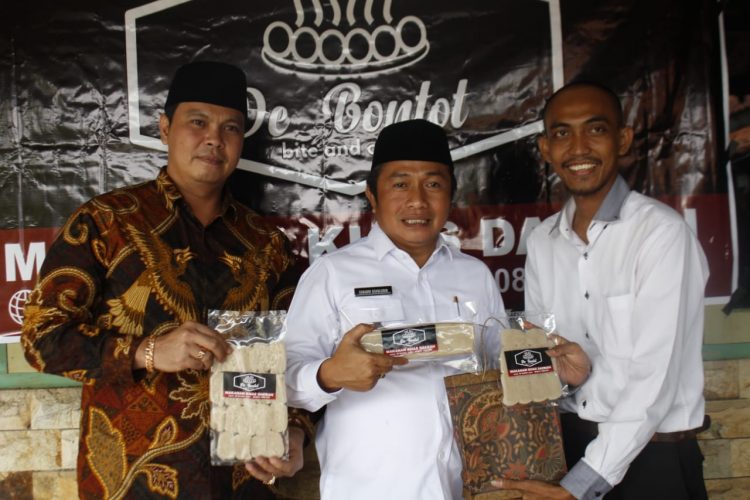 Wakil Walikota Serang, Subadri Ushuludin, Ketua DPRD Kota Serang, Budi Rustandi dan CEO De Bontot, Sukemi, saat peluncuran produk makanan khas daerah yaitu bontot, di Komplek Tumaritis Indah, Rabu (22/1).