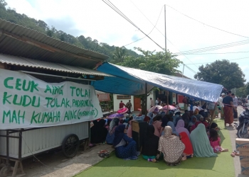 Ratusan warga Padarincang menggelar istighosah tolak proyek Geothermal di Kampung Nengger, Kecamatan Padarincang Kabupaten Serang, Jumat (28/2).