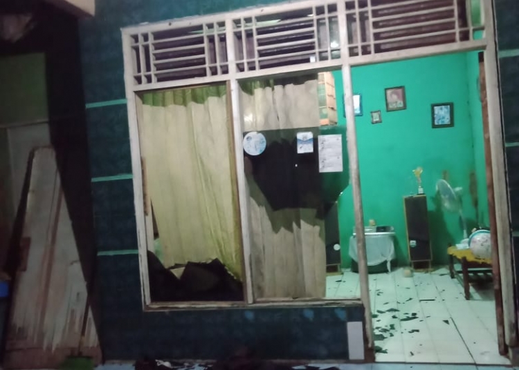 Kondisi rumah setelah perusakan oleh gerombolan orang, Kamis (28/2) malam.