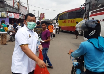 Potong Gaji Anggota, F-PKS Kota Serang Bagi-bagi Masker dan Hand Sanitizer