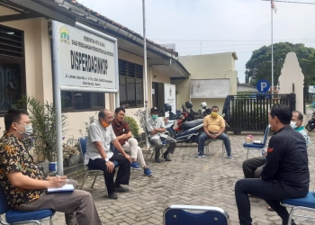 Diskusi antara DPRD Kota Serang dengan Disperindaginkop UMKM Kota Serang terkait penyediaan bahan pokok, Jumat (27/3)