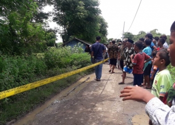 Kerumunan Warga Melihat Mayat di Batang Poohon Kedondong