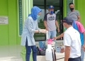 Anggota DPRD Kota Serang, Heni Sulastri (kerudung biru, red), saat sedang menyiapkan bahan penyemprotan disinfektan di masjid.