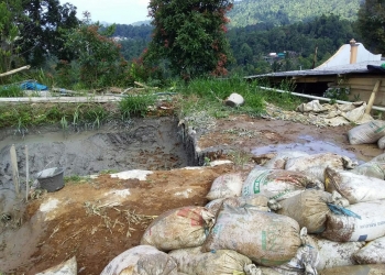 Pabrik pengolahan emas ilegal yang berada di Kampung Pasir Kuray dan Cibareno kecamatan Cibeber yang berdekatan dengan pemukiman warga hingga kini masih beroperasi. Padahal warga lingkungan setempat merasa terganggu dengan bau obat dan limbah kimia. Poto Minggu (8/3).