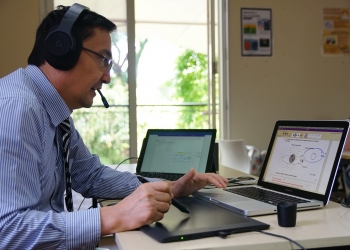 Salah seorang guru SWA, sedang menjelaskan konsep fisika menggunakan Notepad dan Stylus Pen dalam pembelajaran daring.