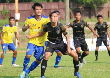 Gelandang PErserang Muhammad RIdwan dan Gelandang Cilegon United Dwi Eka Susanto berebut bola dalam laga L:iga 2 di Stadion Krakatau Steel, Minggu (15/3).