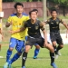 Gelandang PErserang Muhammad RIdwan dan Gelandang Cilegon United Dwi Eka Susanto berebut bola dalam laga L:iga 2 di Stadion Krakatau Steel, Minggu (15/3).
