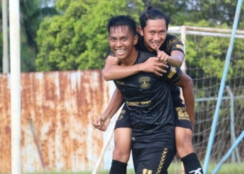 Ervin Rianto dan Muhammad Ridwan merayakan gol yang dicetak ke gawang Cilegon United, Minggu (15/3).