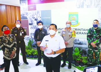 Walikota Tangerang, Arief R Wismansyah didampingi Ketua DPRD Kota Tangerang, Gatot Wibowo, saat melakukan konferensi pers terkait rasionalisasi anggaran dan pembangunan di Kota Tangerang.