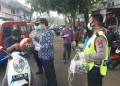 Asda III Setda Lebak, Feby Hardian saat membagikan masker kepada pengendara sepeda motor.
