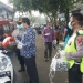 Asda III Setda Lebak, Feby Hardian saat membagikan masker kepada pengendara sepeda motor.