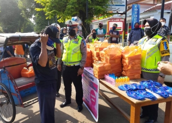 Pengurus Bhayangkari Daerah Banten bekerjasama dengan Direktorat Lalulintas (Ditlantas) Polda Banten membagikan hand sanitizer dan masker kepada masyarakat Kota Serang